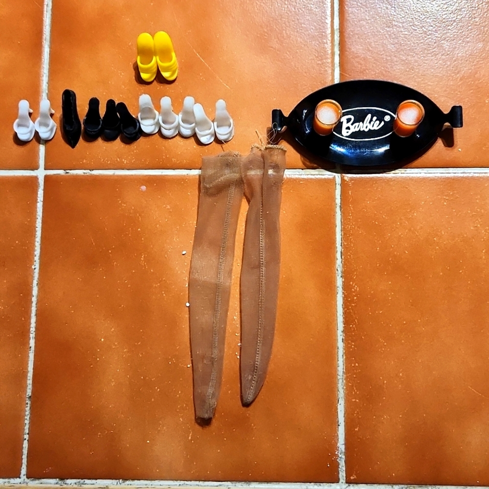 VINTAGE EARLY 1960'S BARBIE ACCESSORIES